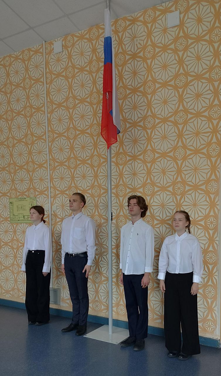 Церемония поднятия флага Российской Федерации в первый день новой учебной недели становится доброй традицией. Сегодня почетное право поднять флаг представилось учащимся 11 гамма класса..