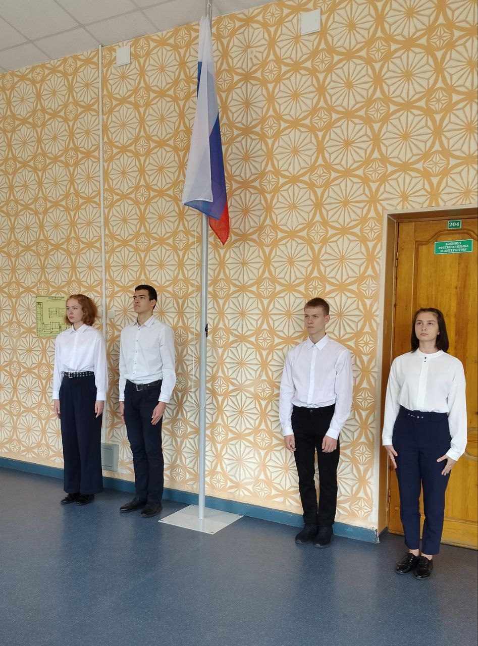 По традиции новая учебная неделя в лицее началась с поднятия государственного флага Российской Федерации..
