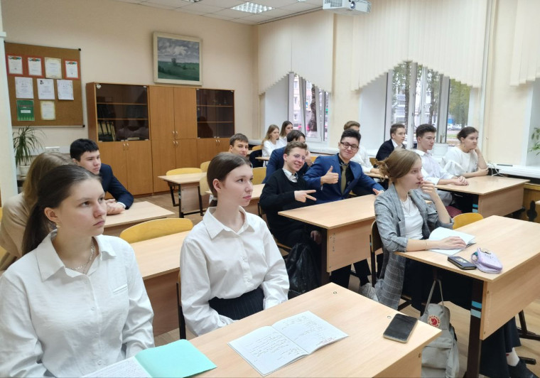 И снова понедельник в лицее начался с "Разговоров о важном". Занятие 3 октября было посвящено предстоящему празднику - Международному дню учителя..